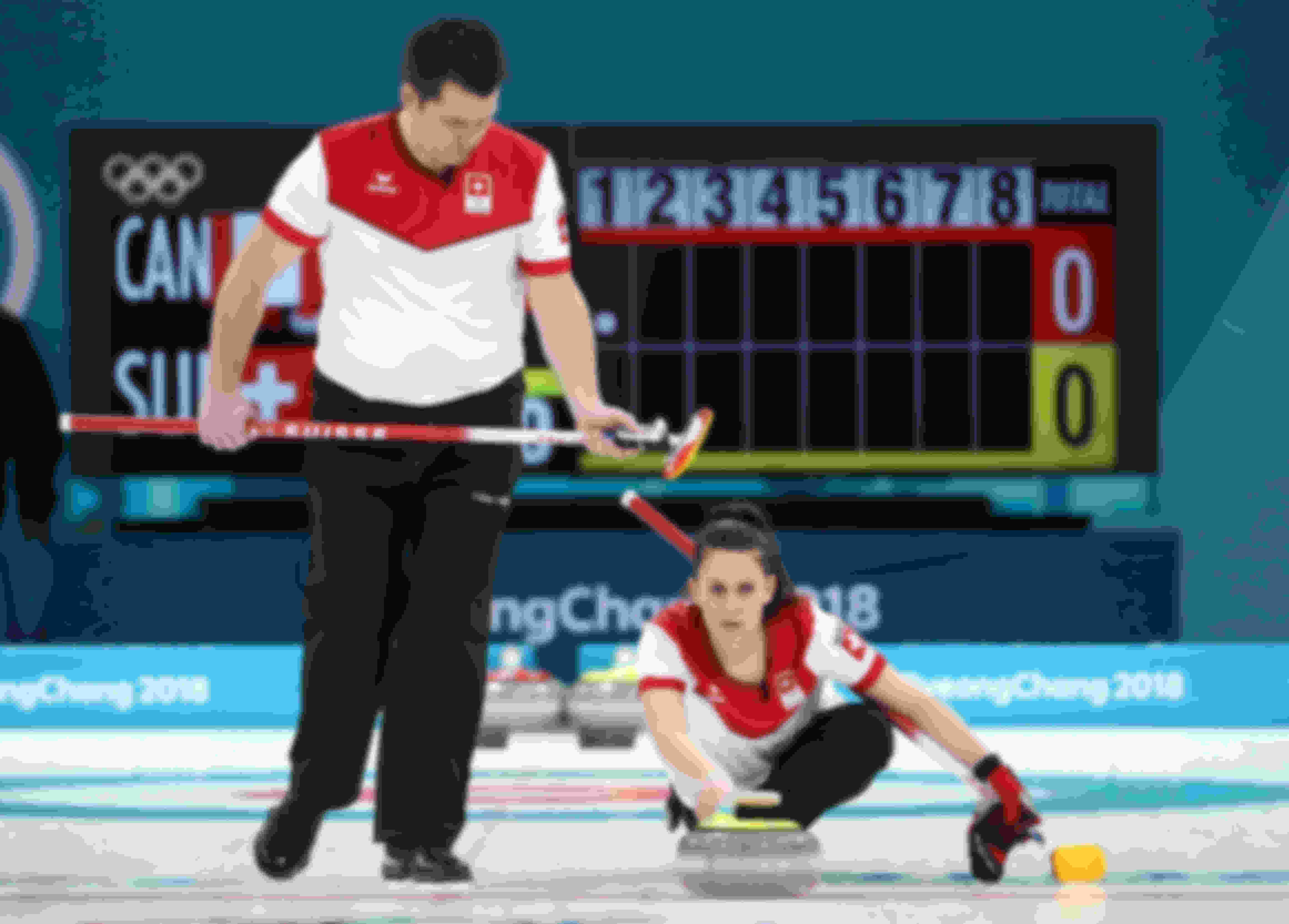 Martin Rios y Jenny Perret, de Suiza, durante la final de dobles mixto de curling contra Canadá en PyeongChang 2018