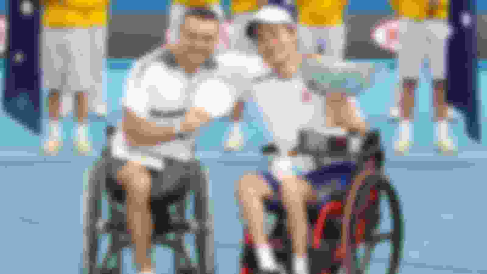 2011年の全豪オープンには第1シードで出場。決勝でステファン・ウデ（左）を下し、大会5連覇を果たした