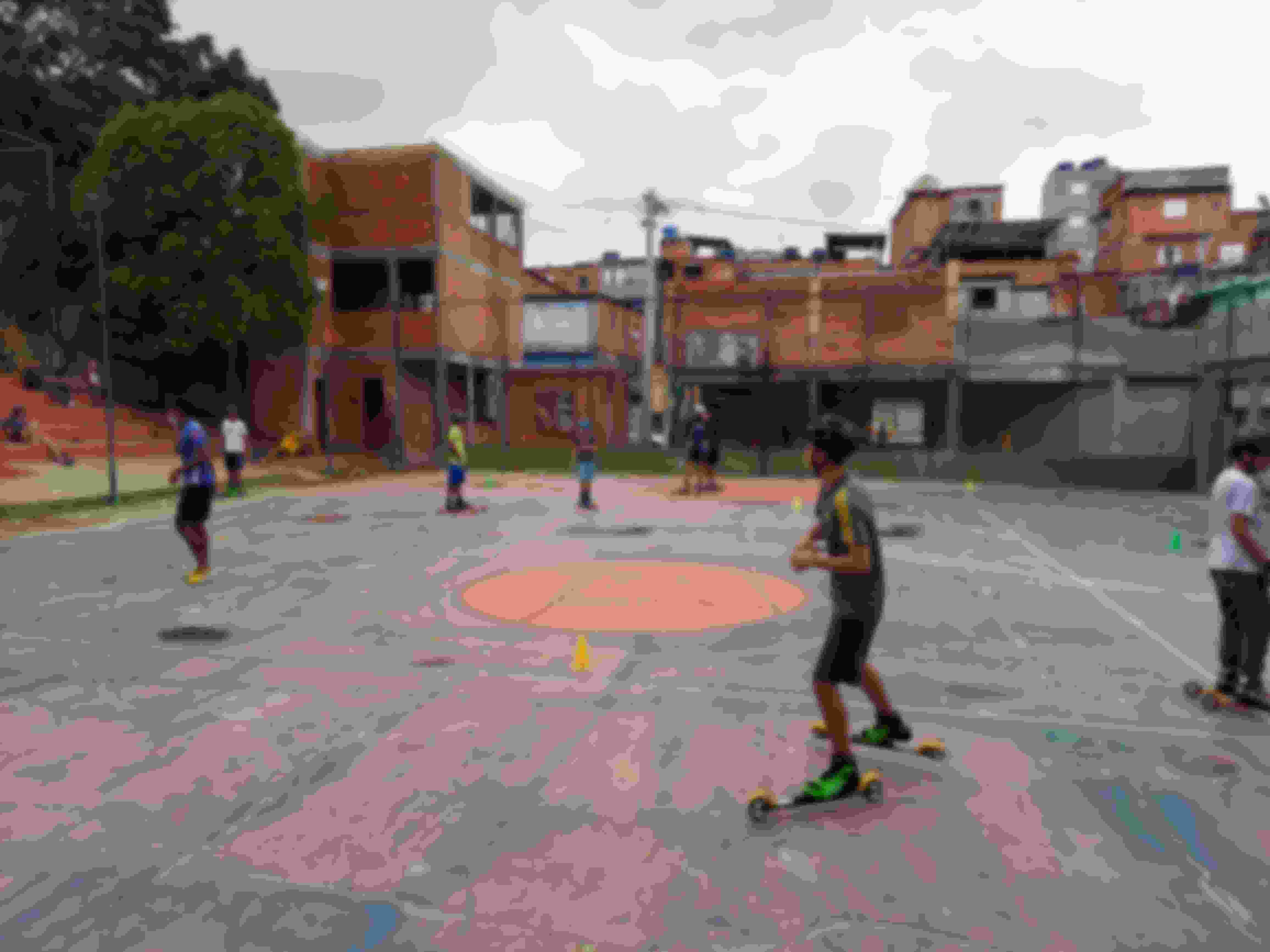 Instructores y aprendices del proyecto "Ski na Rua" entrenando en un patio de São Paulo.