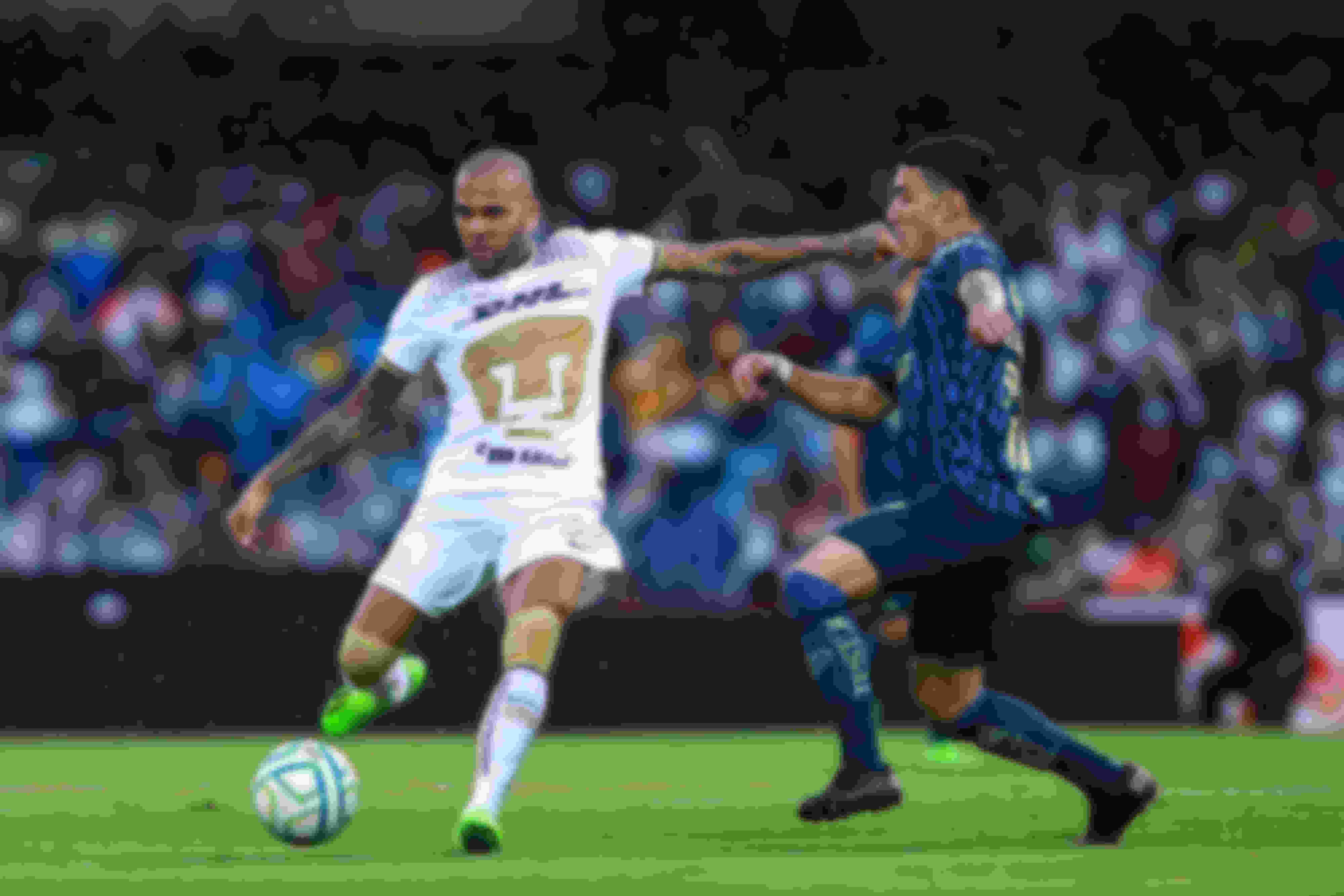 Pelos Pumas UNAM, Daniel Alves disputa a bola com Zendejas, do América, durante a 8ª rodada do torneio Apertura 2022 da Liga MX, em agosto, no Estádio Universitário, na Cidade do México.