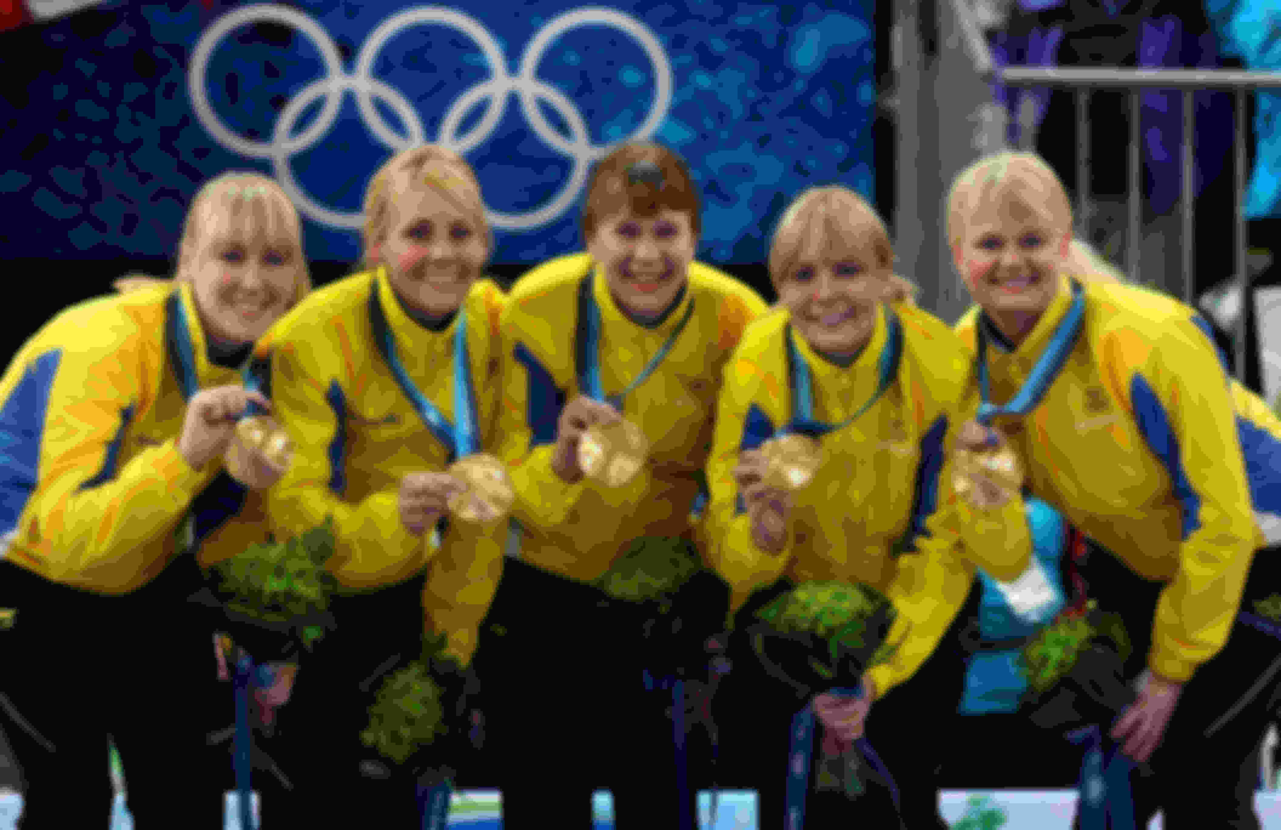 Kajsa Bergstroem, Anna Le Moine, Cathrine Lindahl, Eva Lund e Anette Norberg of Sweden dopo aver battuto il Canada in finale a Vancouver 2010.