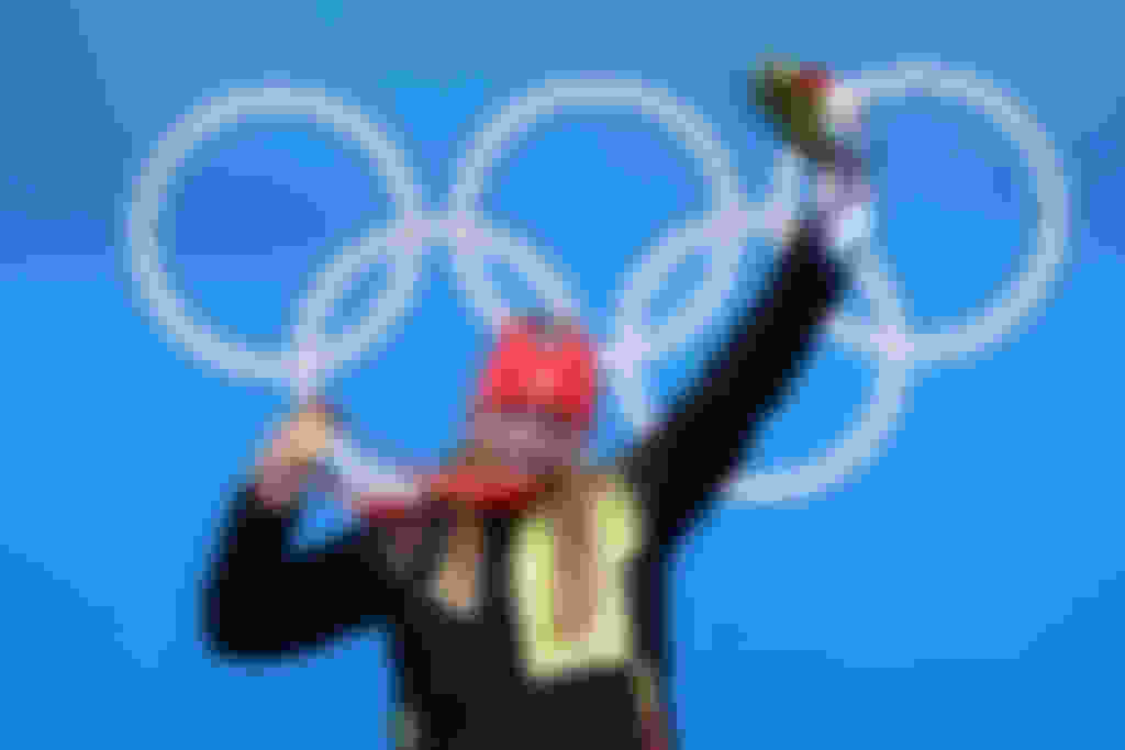 女子スケルトン表彰式・金メダルを手にするハナ・ナイゼ（ドイツ）= 北京2022