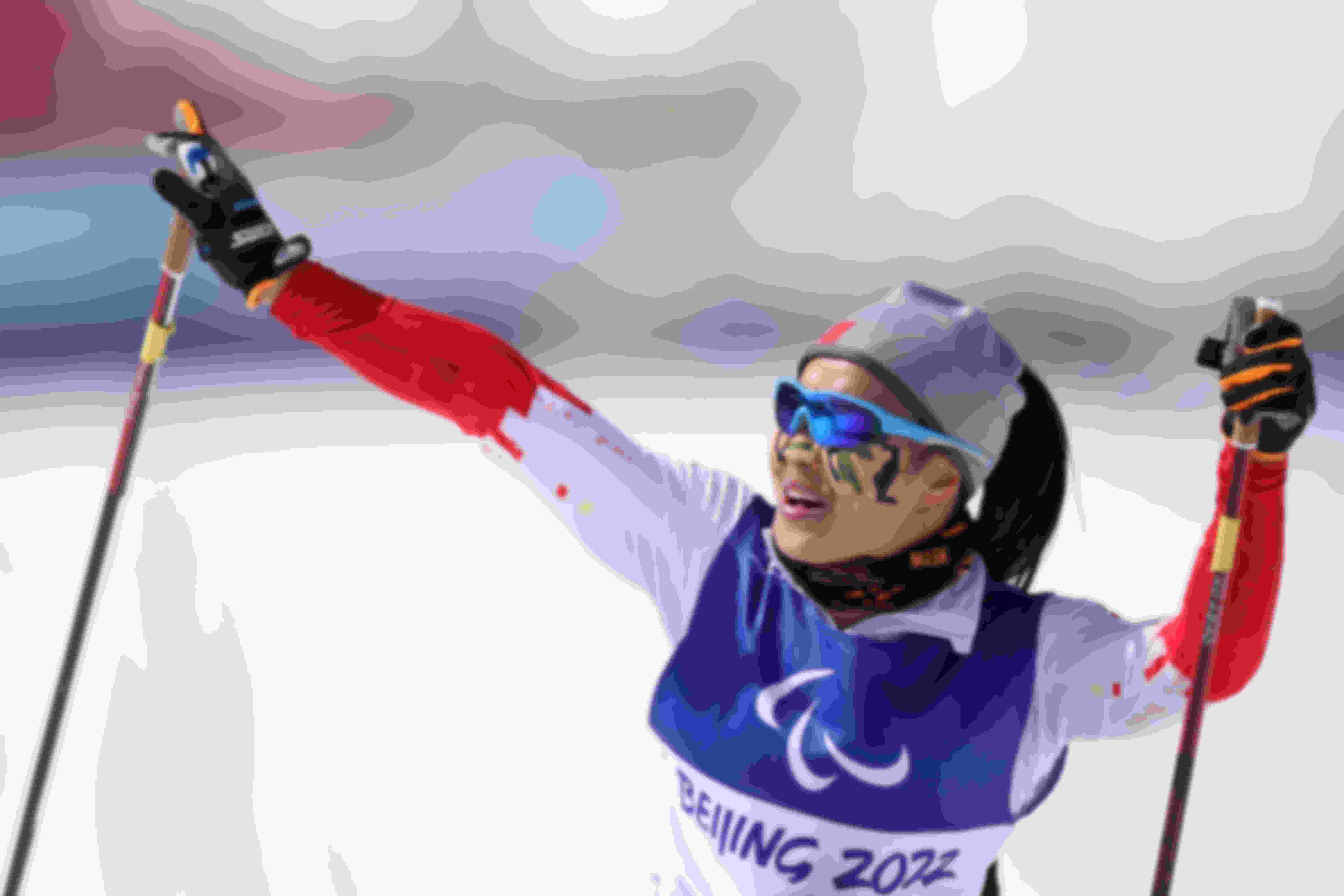 Yang Hongqiong celebrates victory in the women's cross-country skiing sitting long distance