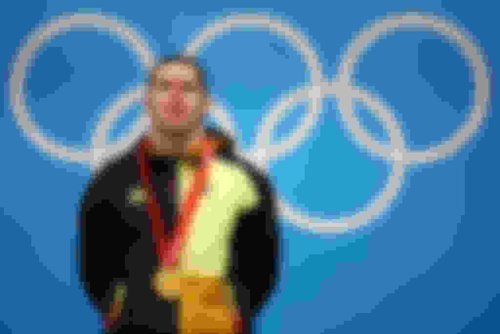 男子スケルトンの表彰式・金メダルを首にかけるクリストファー・グロテア（ドイツ）=北京2022