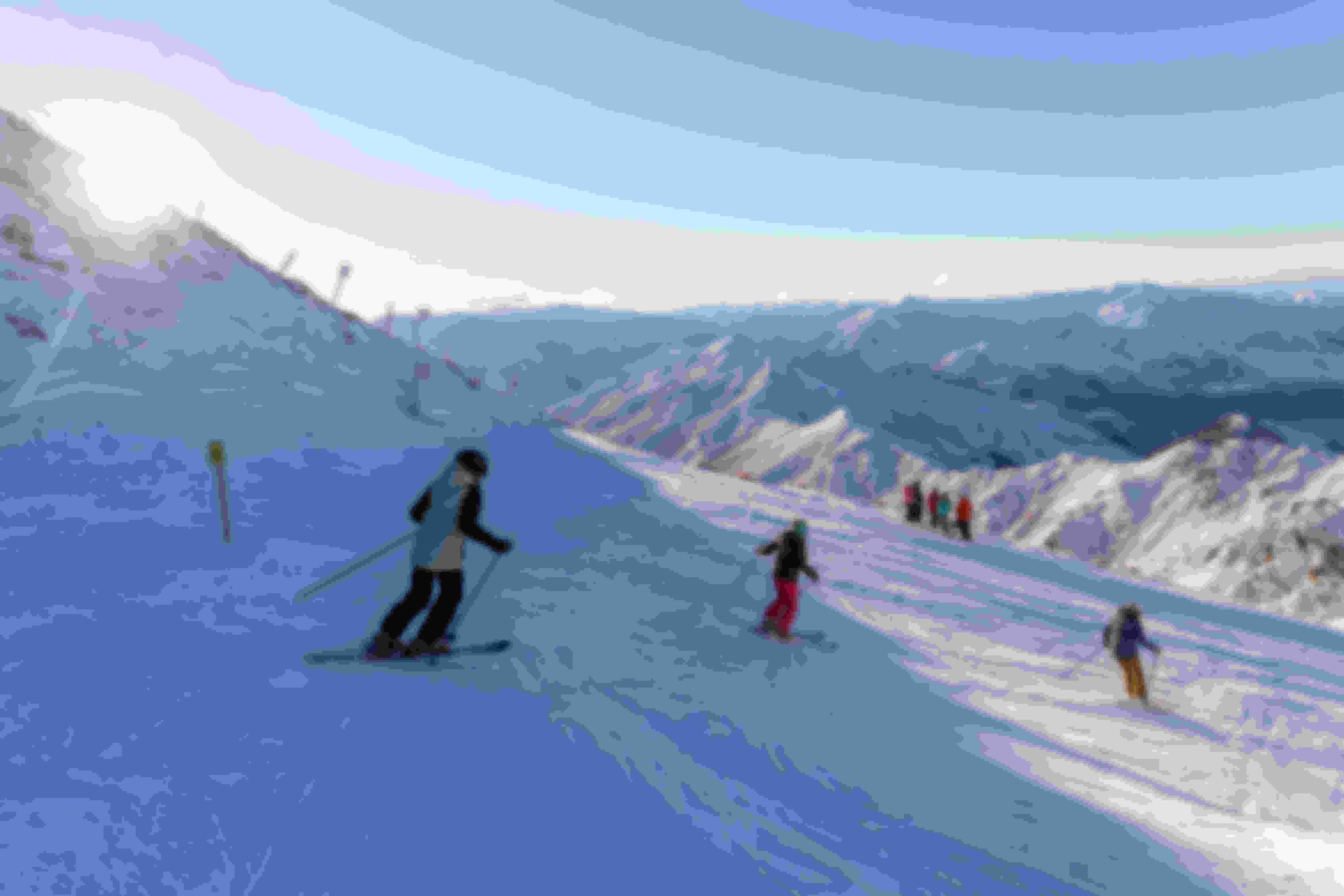 Esquiadores en Coronet Peak, situado en Queenstown, Nueva Zelanda.
