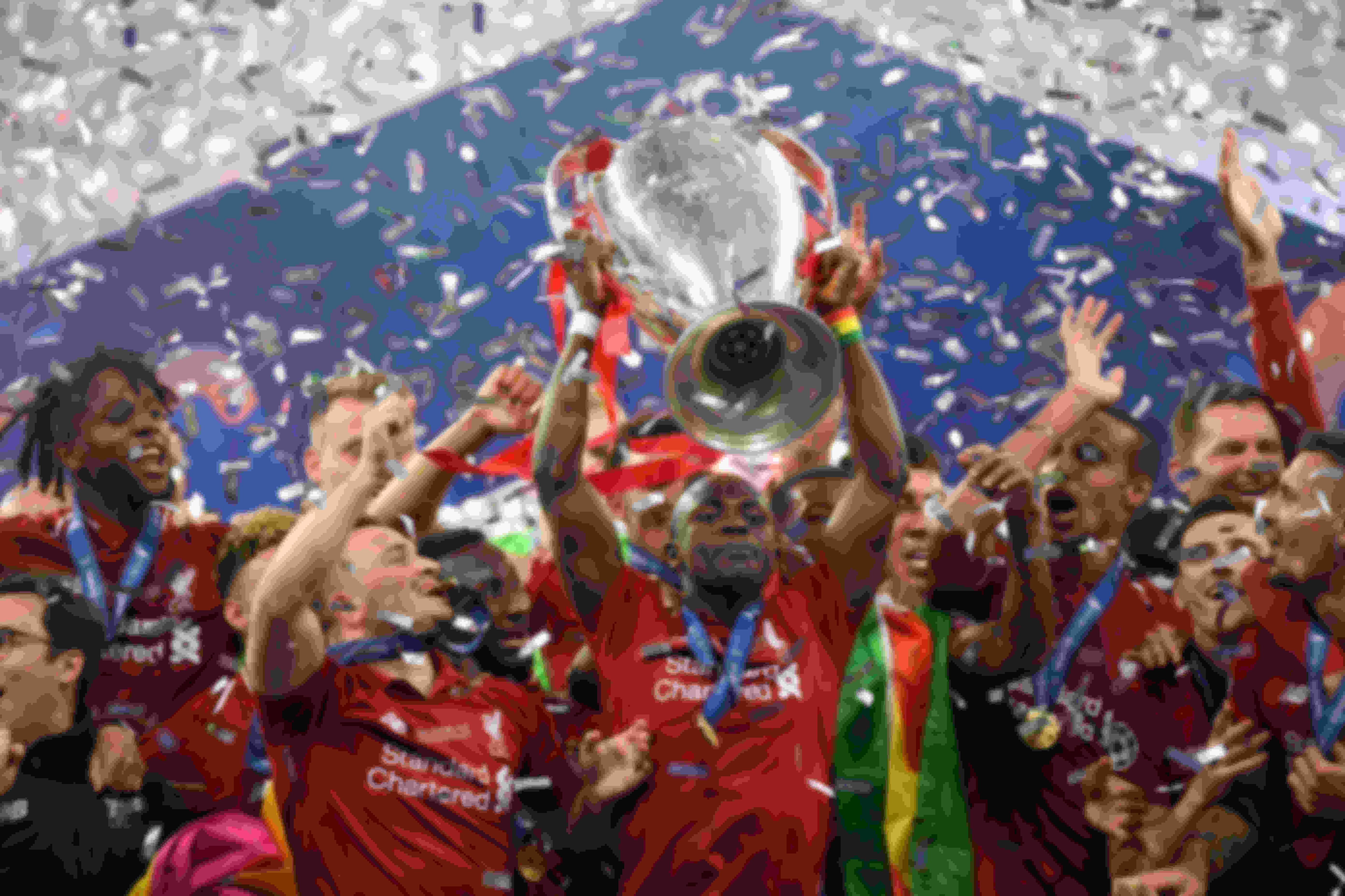 Sadio Mané célèbre avec le trophée de la Ligue des champions 2019 après que Liverpool a battu Tottenham Hotspur en finale.