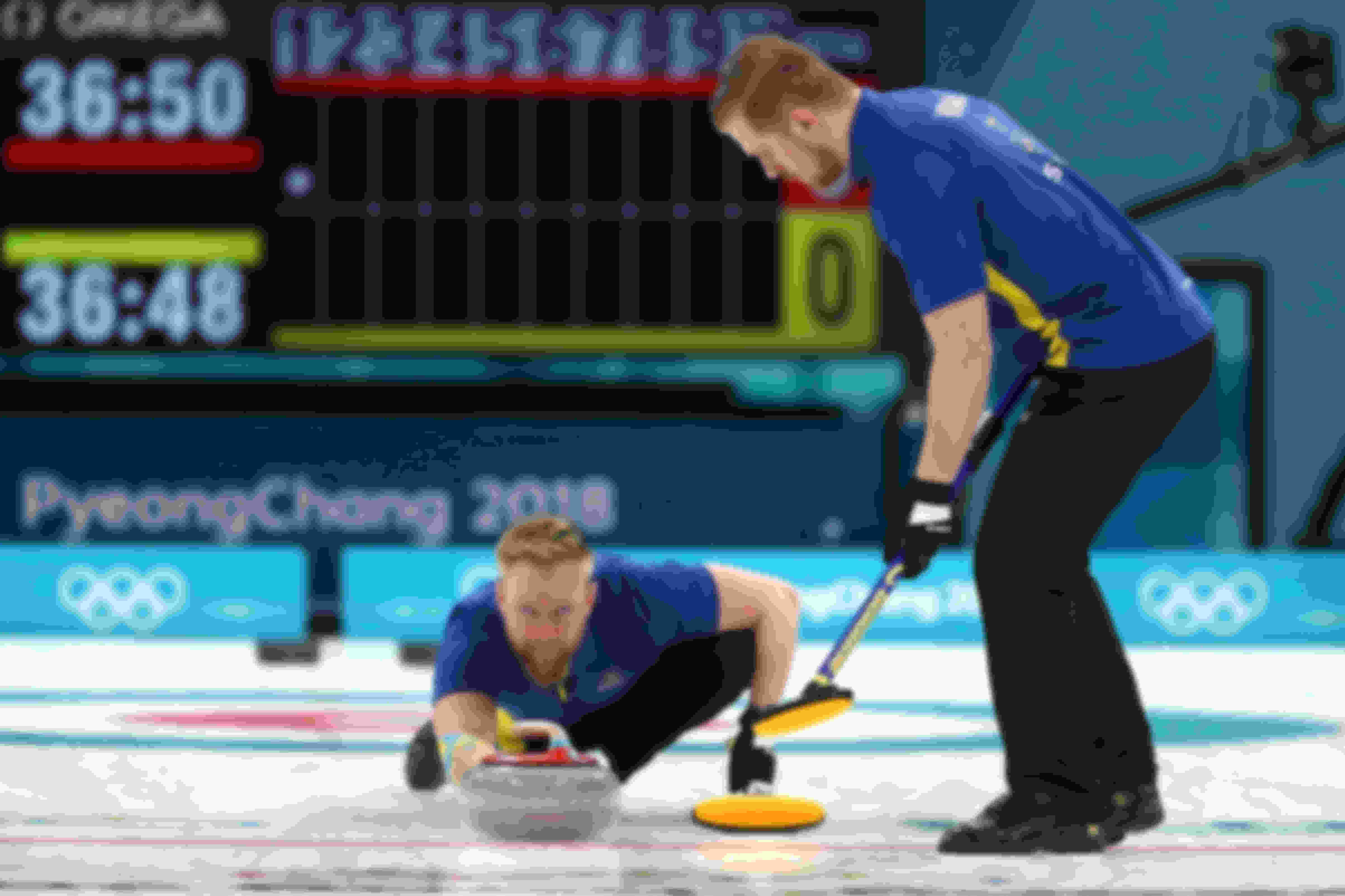 Niklas Edin, de Suecia, durante la final masculina de curling contra Estados Unidos en los Juegos Olímpicos de Invierno PyeongChang 2018