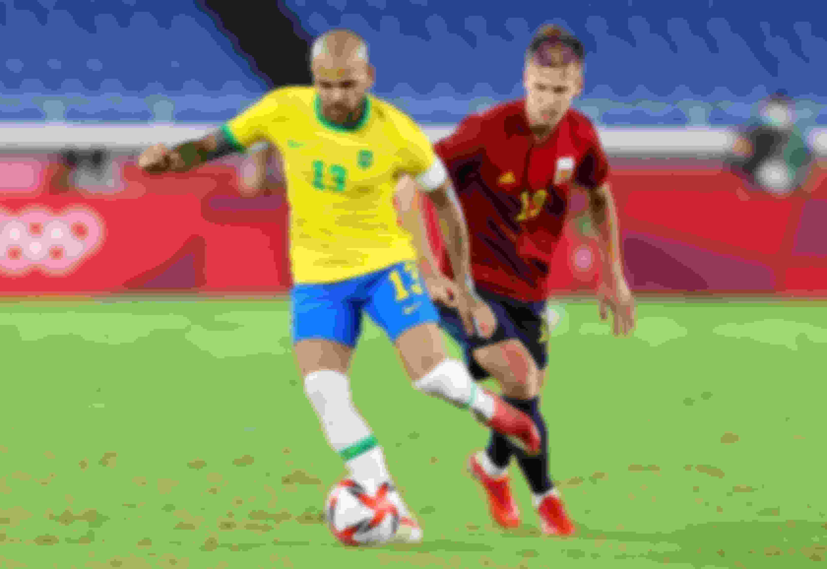 Daniel Alves disputa a bola com Dani Olmo, durante a final do torneio Olímpico, contra a Espanha, nos Jogos Tóquio 2020.