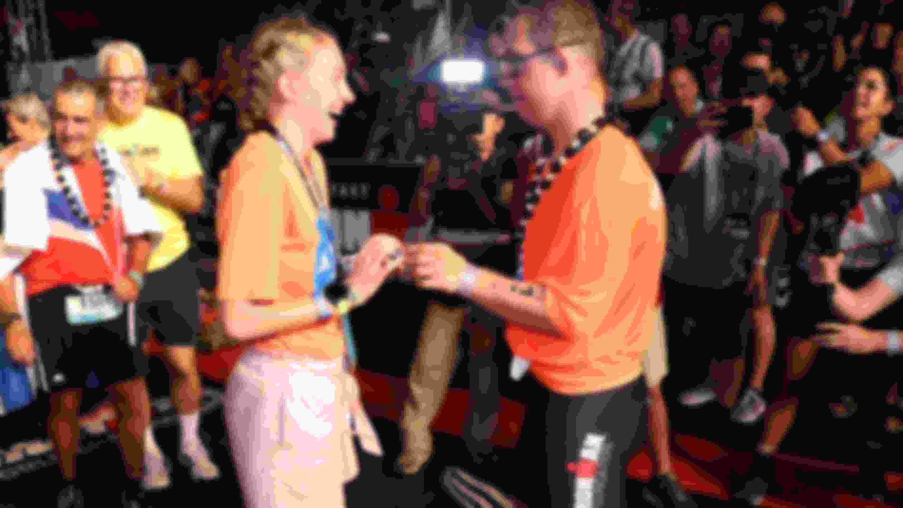 Chris Nikic ฉลองกับแฟนสาวหลังจากจบการแข่งขัน Ironman World Championships ที่ฮาวายในเดือนตุลาคม 2022