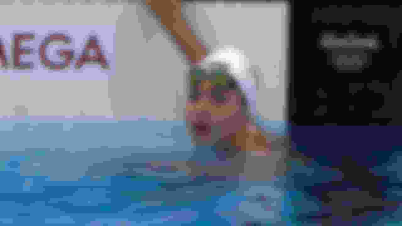 La nadadora refugiada Yusra Mardini deleita a los aficionados