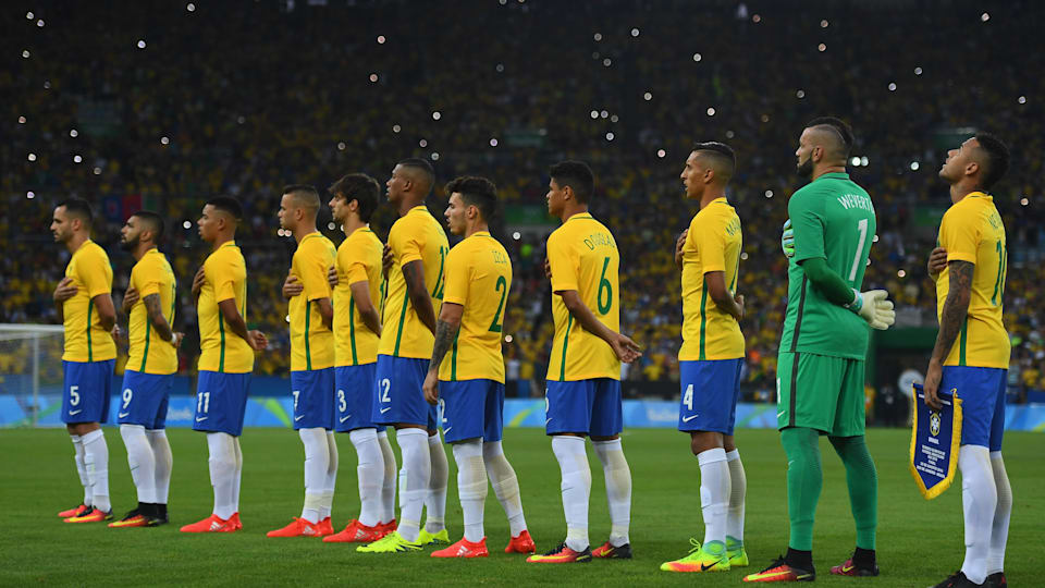 El equipo de Brasil durante el himno
