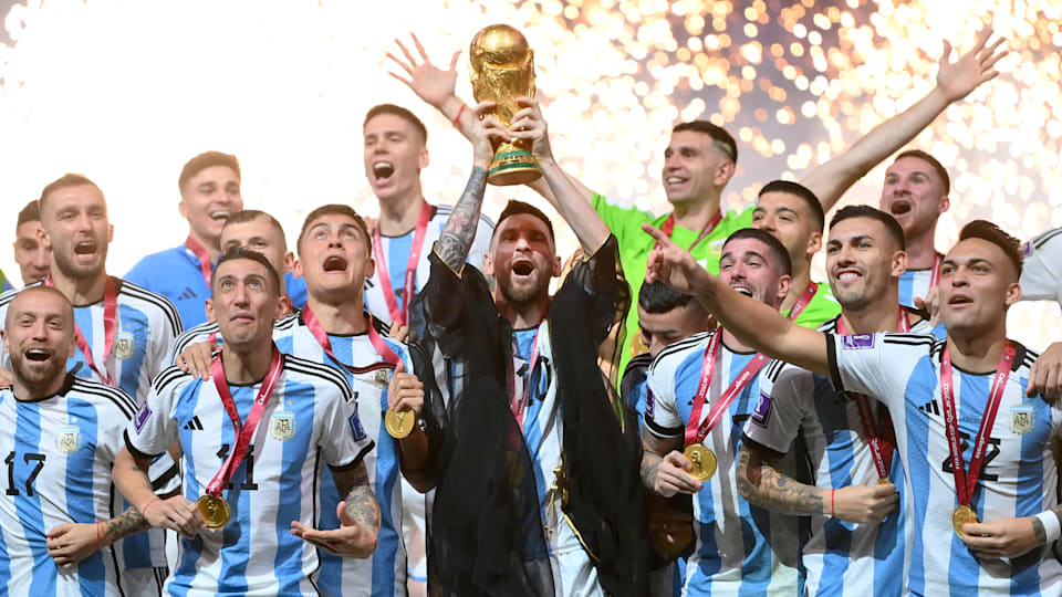  Лионель Месси из Аргентины поднимает трофей победителя чемпионата мира по футболу FIFA 2022 в Катаре во время финального матча чемпионата мира по футболу FIFA 2022 в Катаре между Аргентиной и Францией на стадионе Лусаил 