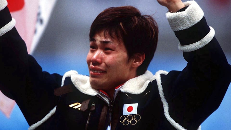長野五輪の500メートルで金メダルを獲得。スケートはぜんそくを治すために3歳の時に始めた