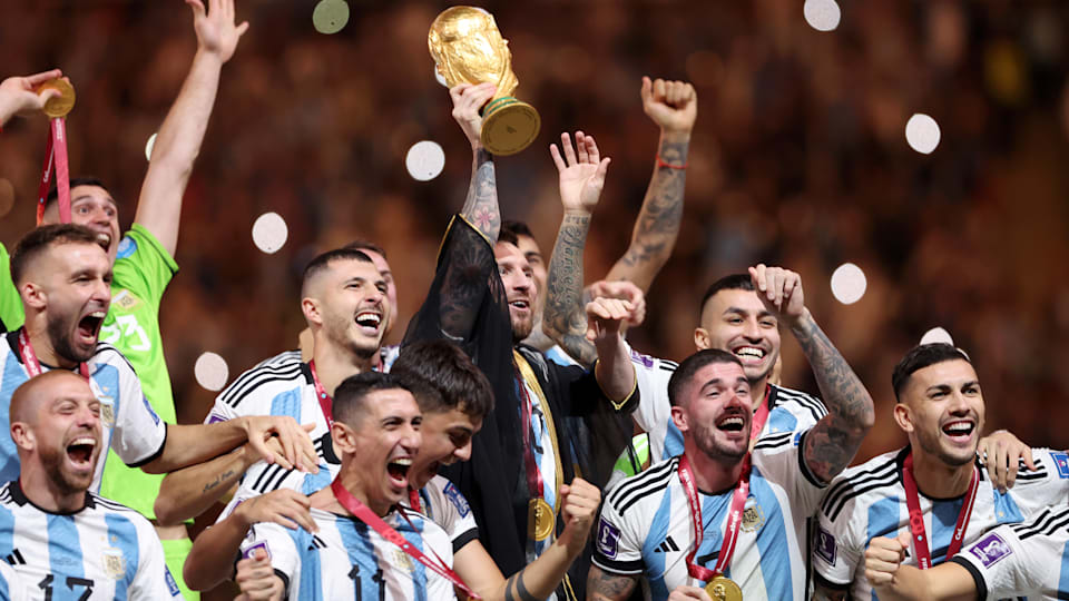 Messi levanta o troféu de campeão da Copa do Mundo FIFA 2022, conquistado pela seleção argentina após vitória sobre a França, nos pênaltis.