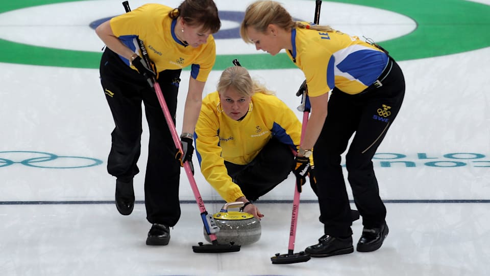 Anette Norberg (SWE) con Cathrine Lindahl e Anna Le Moine nella finale di curling Svezia-Canada a Vancouver 2010. 