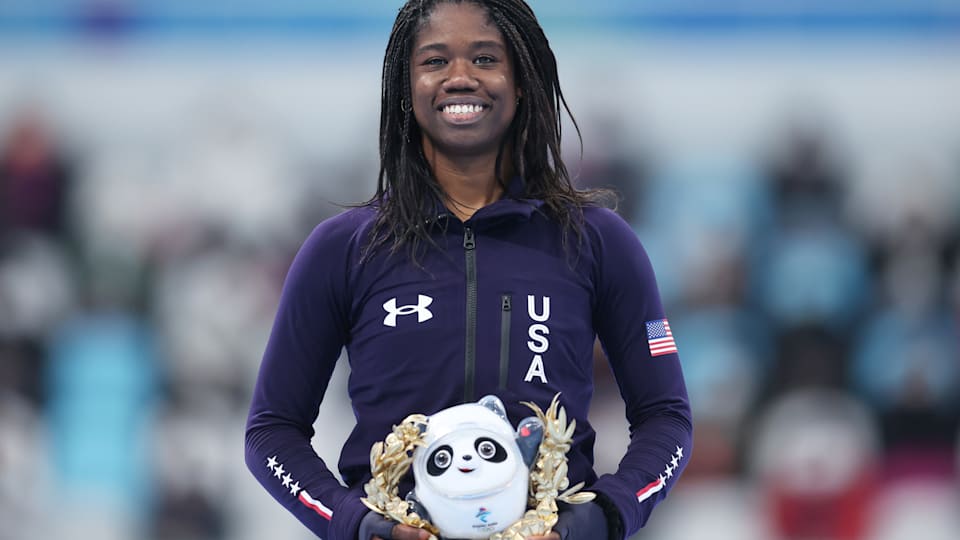 Gold medallist Erin Jackson of Team USA celebrates during the women's 500m flower ceremony