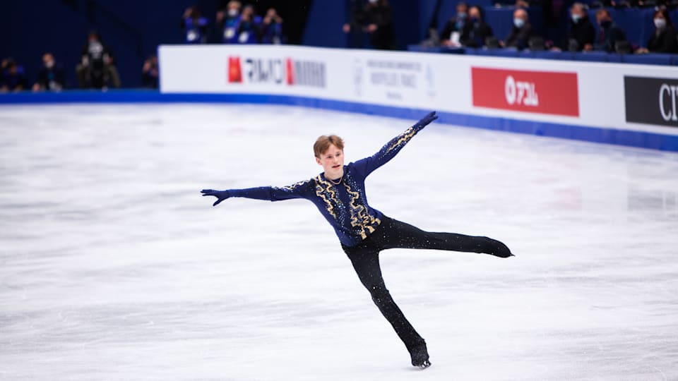 Figure skating Ilia Malinin quad Axel world junior champion lands