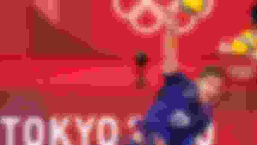 Олимпийский чемпион 2020 года в составе сборной Франции Тревор Клевено исполняет силовую подачу
