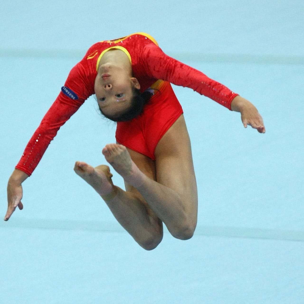 Выступление гимнасток в китае. Выступление гимнасток в китае. Китаянка гимнастка. Гимнастика в древнем китае. Китайские гимнастки девочки.