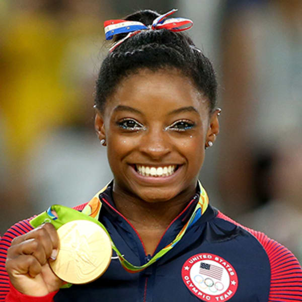 Simone Biles Biografie Olymp Medaillen Rekorde Und Alter