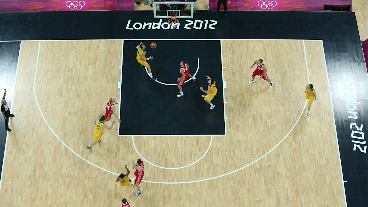 kluczem na boisku do koszykówki jest prostokątny, malowany obszar wewnątrz trójpunktowego łuku.