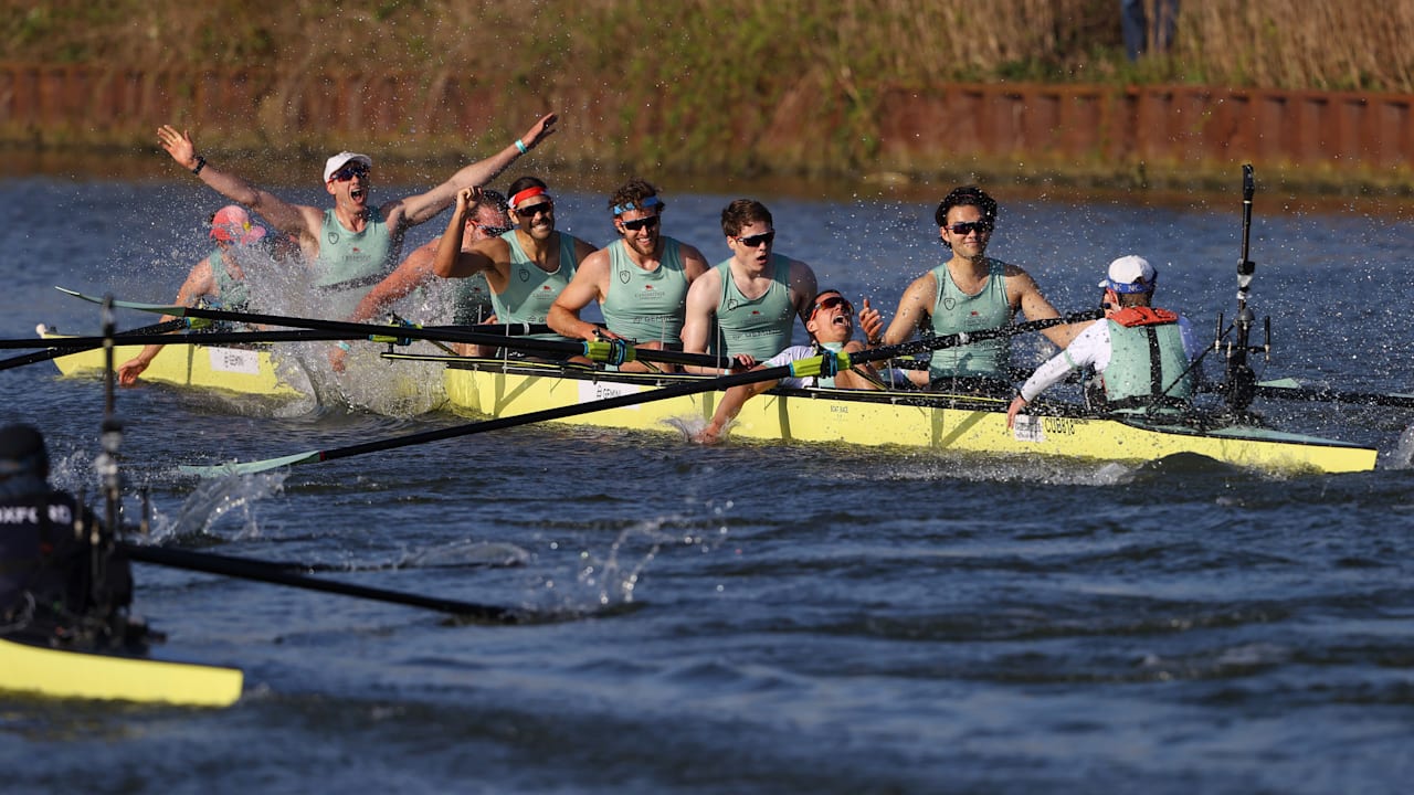 The oxford and cambridge boat race. Гонка катеров эстафета. Гонка Оксфорд Кембридж 2021. Cambridge University Boat Club..