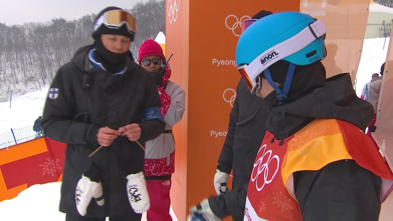 フィンランドのスノーボードコーチが優雅に編み物