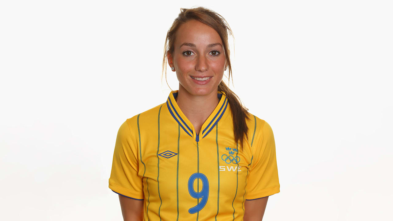 Strongertogether Stayhealthy Mit Kosovare Asllani