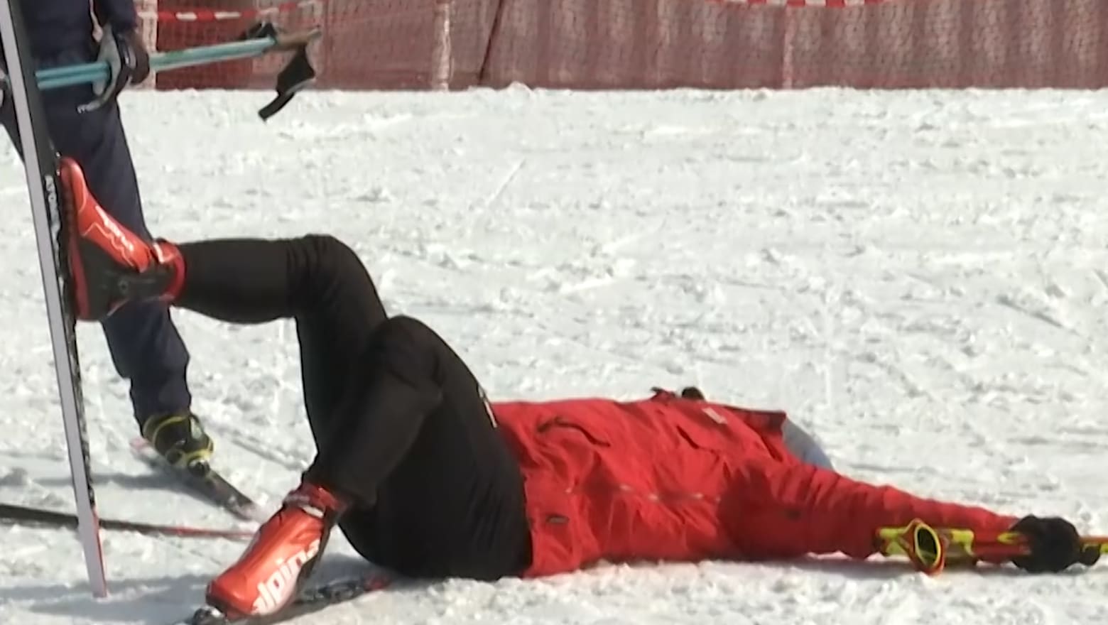 Упавший лыжник. Падение на лыжах. Упал на лыжах. Горнолыжник упал. Падение лыжника.