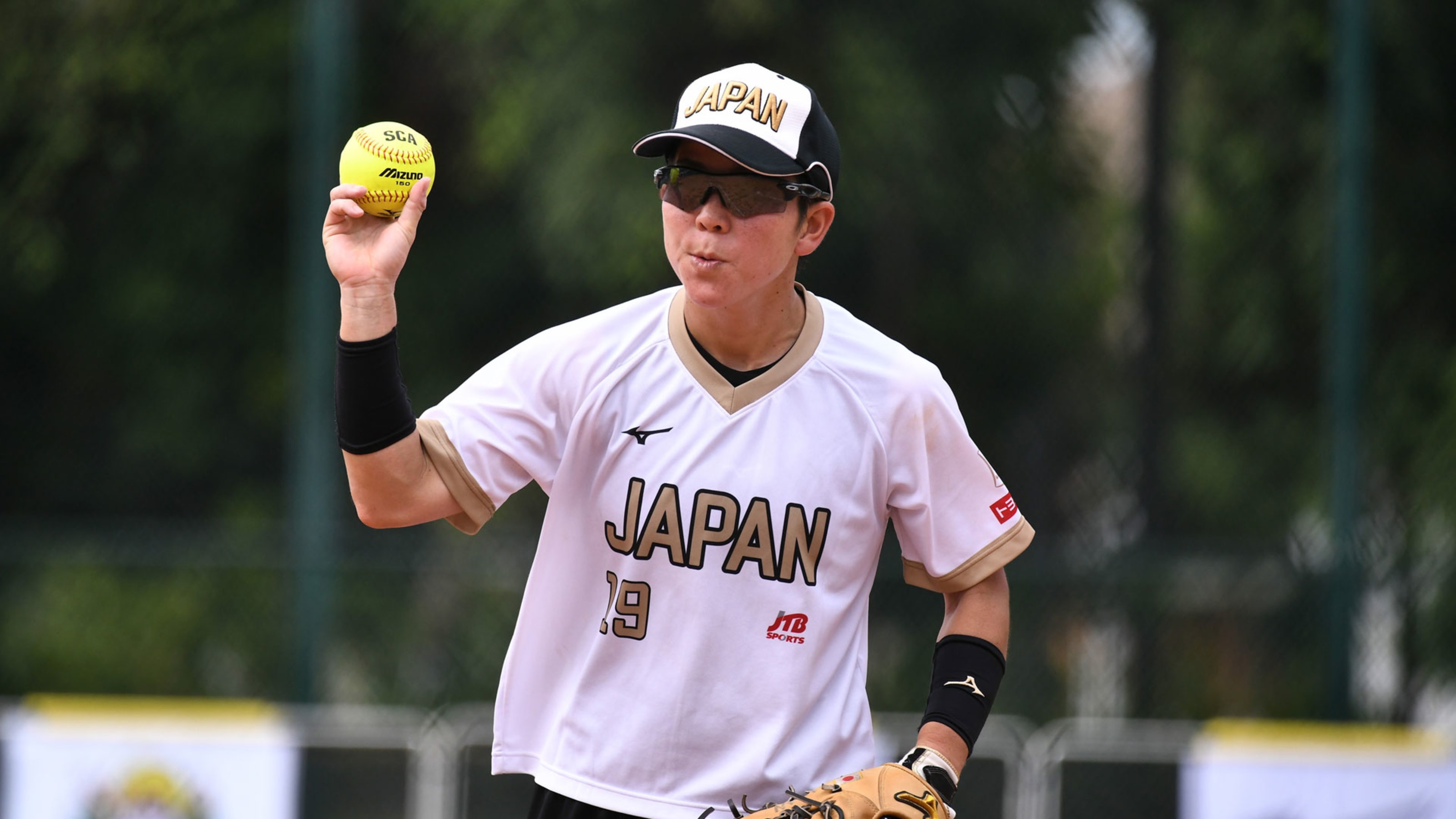 前半戦は全試合中止 ソフトボール 1部12球団の選手が 家にいよう と呼びかけ