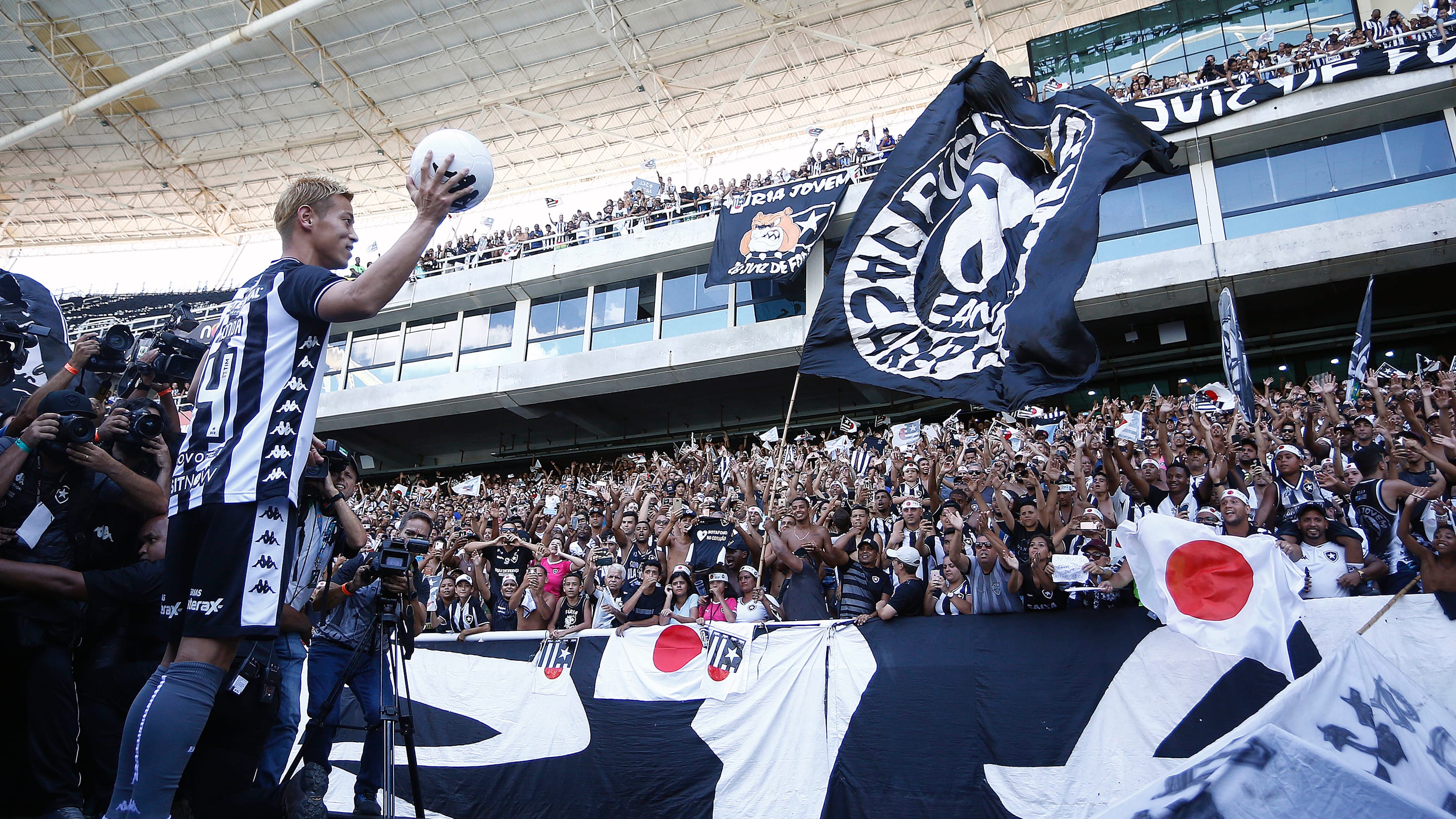 サッカー 本田圭佑がボタフォゴ入団会見 ブラジル挑戦の先に東京五輪見据える