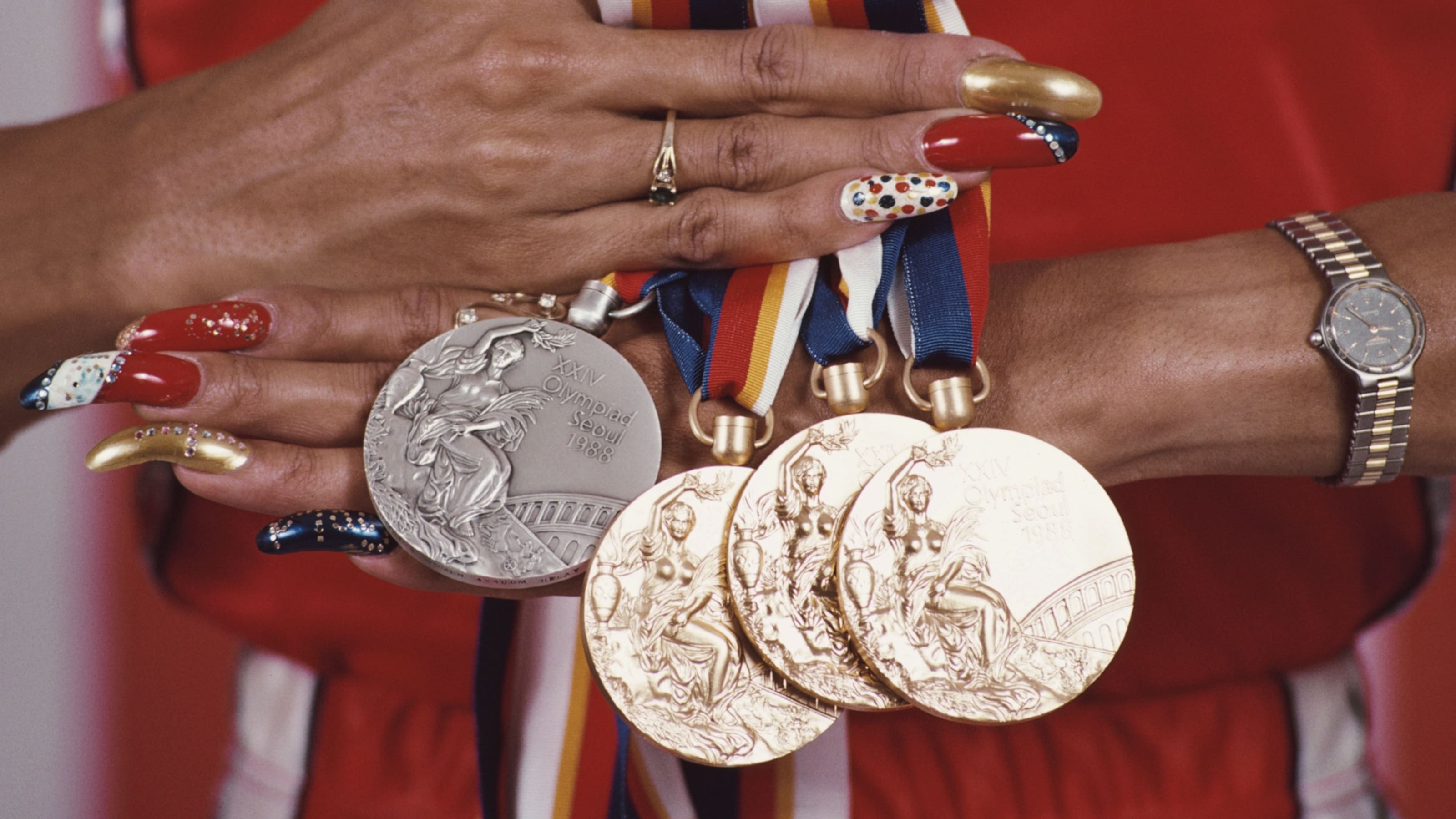 第1回オリンピックで優勝者に渡されていたメダルの色は
