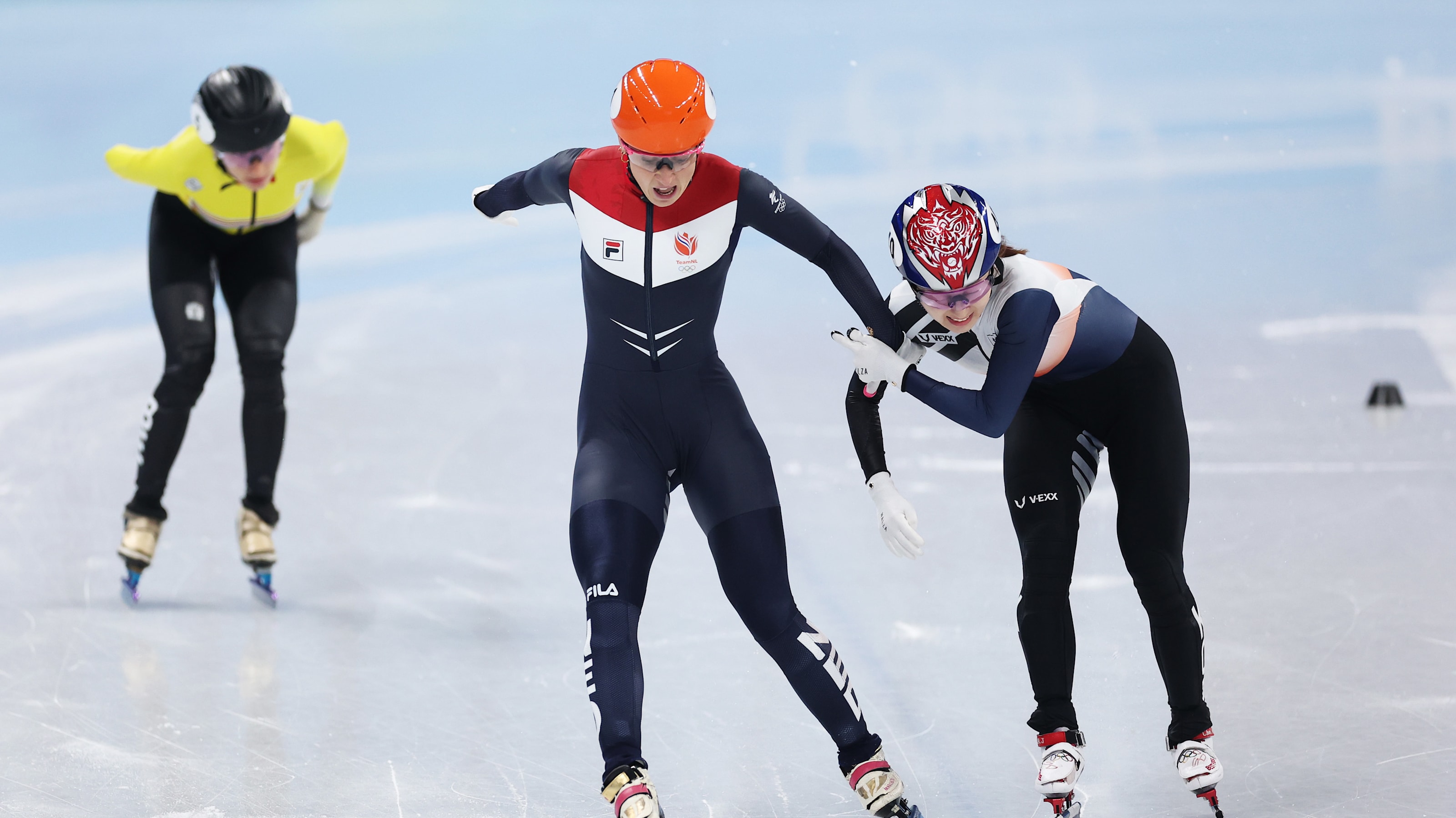 从四分之一决赛打破世界纪录到决赛夺冠 荷兰人舒尔廷在冰丝带度过了成就满满的一天 在其他短道 速滑赛事中 三名中国选手都晋级男子500米决赛 中国男队也晋级男子5000米接力决赛