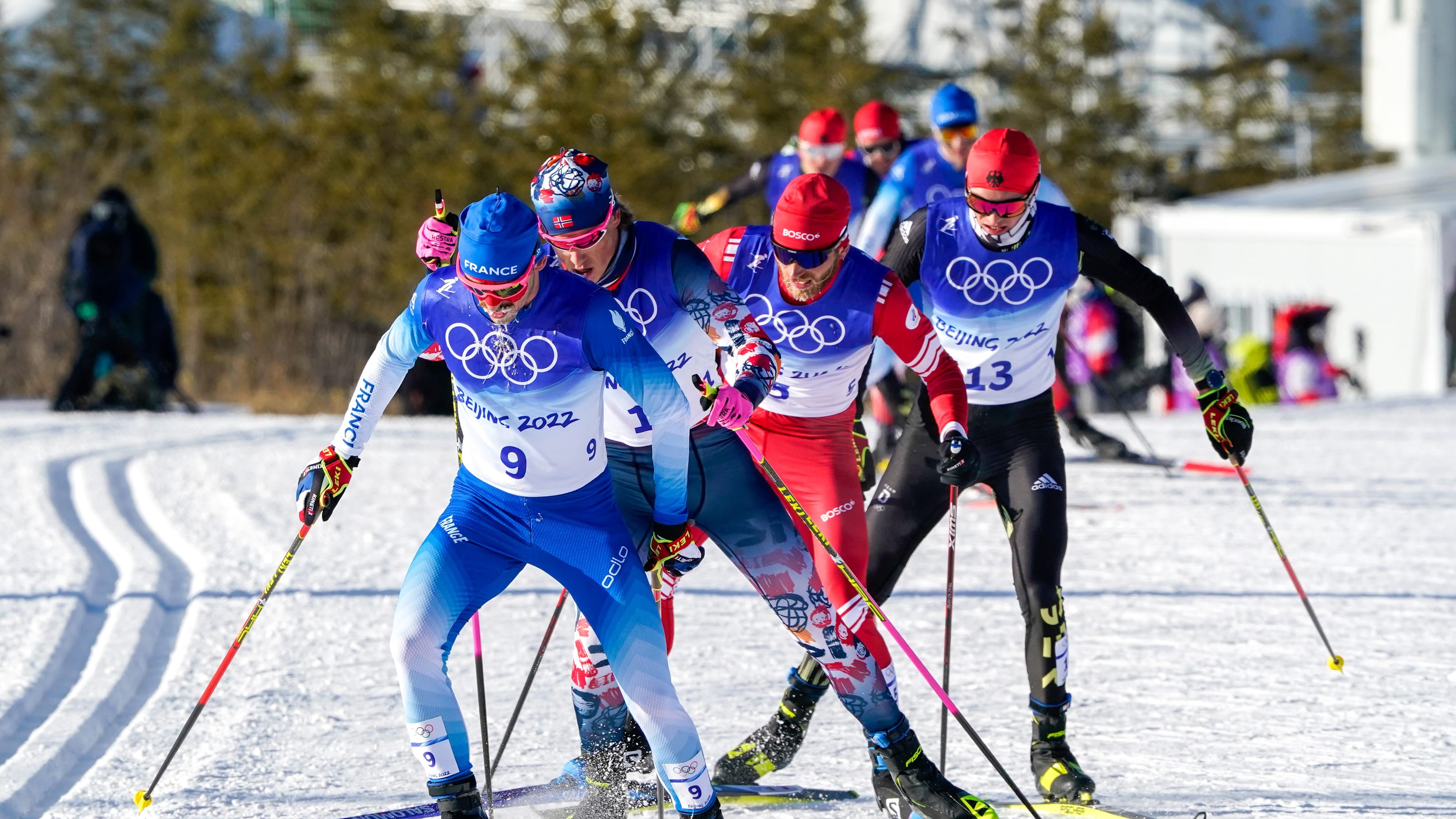 Ski live. Лыжные гонки. Лыжные гонки Олимпийские игры. Лыжники скиатлон. Скиатлон смена лыж.