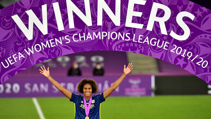 A capitã Wendie Renard, do Olympique Lyonnais, comemora após a vitória de sua equipe na Liga dos Campeões Feminina da UEFA em 2020