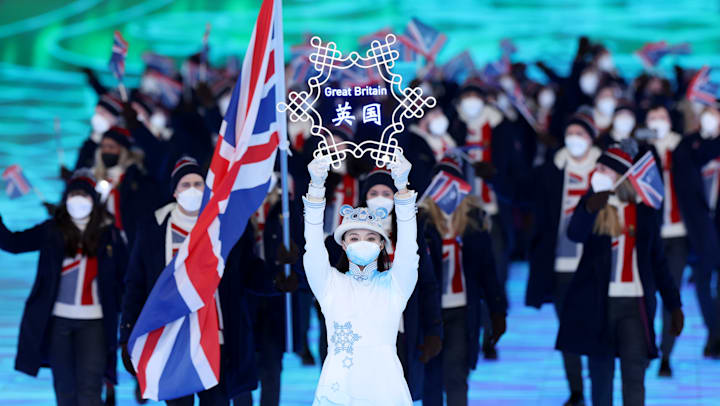 Волонтер в костюме с ледяными и снежными узорами в стиле китайской живописи