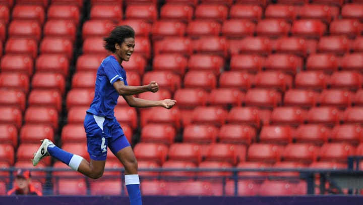 Wendie Renard comemora o gol da França nas quartas de final olímpicas em Londres 2012