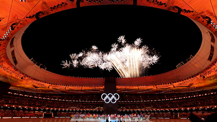 Фейерверк в виде сосны, приветствующей гостей