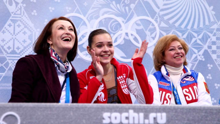 Ученица Елены Буяновой (Водорезовой) (справа) Аделина Сотникова выиграла золото Игр-2014.