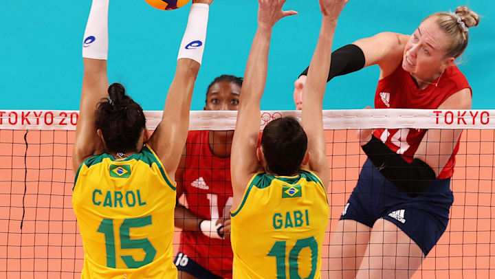 Bartsch-Hackley (USA) #14 encara Gabi (BRA) #10 e Carol (BRA) #15 durante a final dos Jogos Tóquio 2020 em 2021