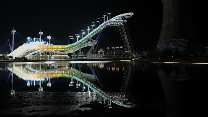 首钢滑雪大跳台夜景美如画