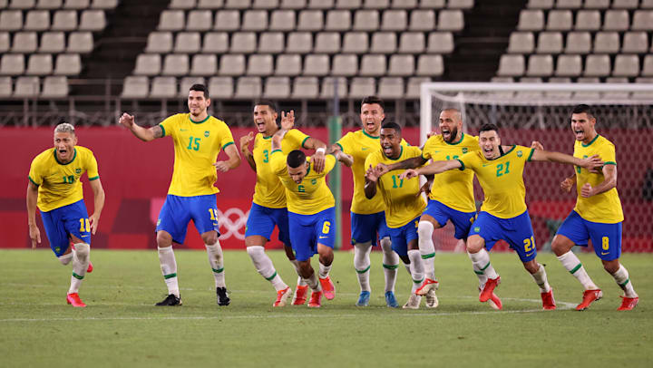 Seleção corre em direção ao goleiro Santos para comemorar classificação para a final Olímpica após disputa contra o México nas penalidades máximas.