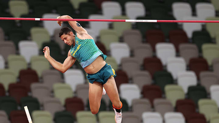 Thiago Braz compete na final do salto com vara masculino em Tóquio 2020.