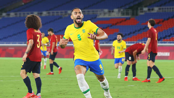 Matheus Cunha (BRA) #9 comemora gol sobre a Espanha no primeiro tempo durante a decisão do torneio masculino de futebol dos Jogos Tóquio 2020 em 2021
