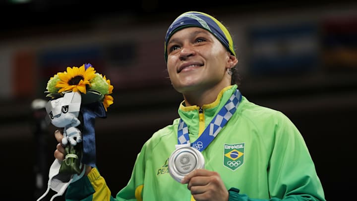 Beatriz Ferreira com a medalha de prata em Tóquio 2020.