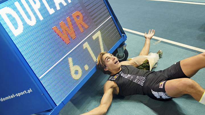 陸上 デュプランティスが男子棒高跳びの世界記録を更新 6メートル17センチをマーク