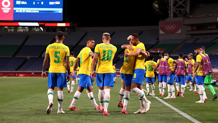 Matheus Cunha comemora com os companheiros o gol feito sobre o Egito em jogo pelas quartas de final do torneio masculino Olímpico do futebol nos Jogos Tóquio 2020