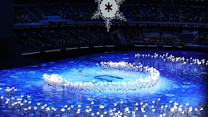 Дети со светящимися голубями