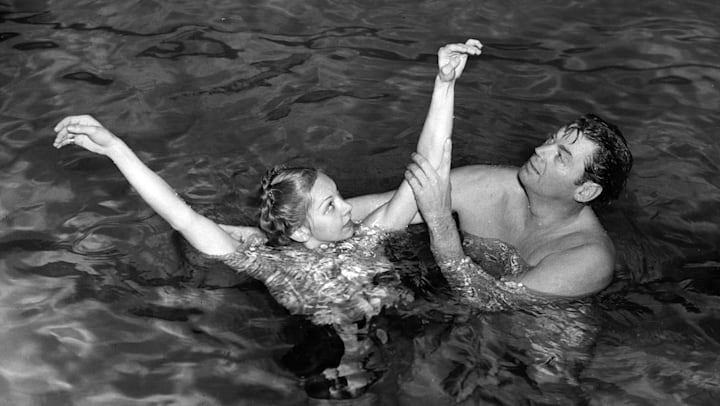 johnny weissmuller swimming