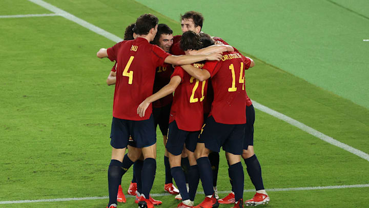 Oyarzábal (ESP) #11 celebra com os companheiros gol de empate contra o Brasil na final do futebol nos Jogos Tóquio 2020 em 2021